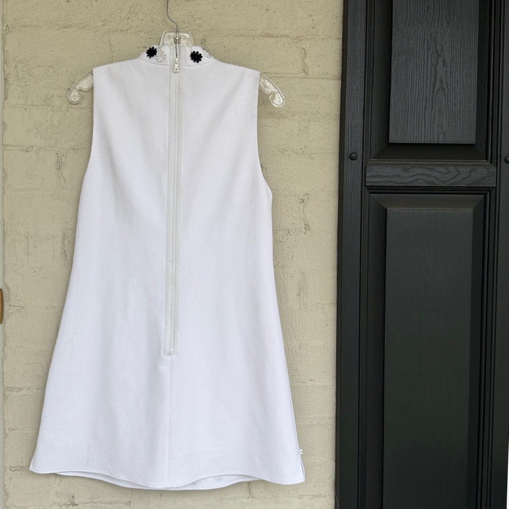 Alice + Olivia Classics White Sleeveless Shift with 3-D Flower Trim Size 6 - Picture 8 of 16